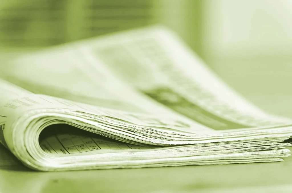 zusammengefaltete Finanzzeitschrift: hier gibt es aktuelle Informationen zu den Bereichen Steuern, Buchführung und Bilanzen
