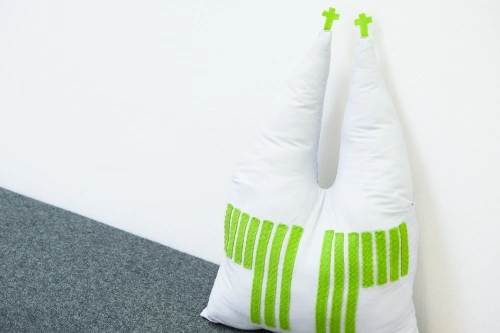 Unser Wartebereich: auf dem Sofa liegt ein Kissen in Form des Kölner Doms.