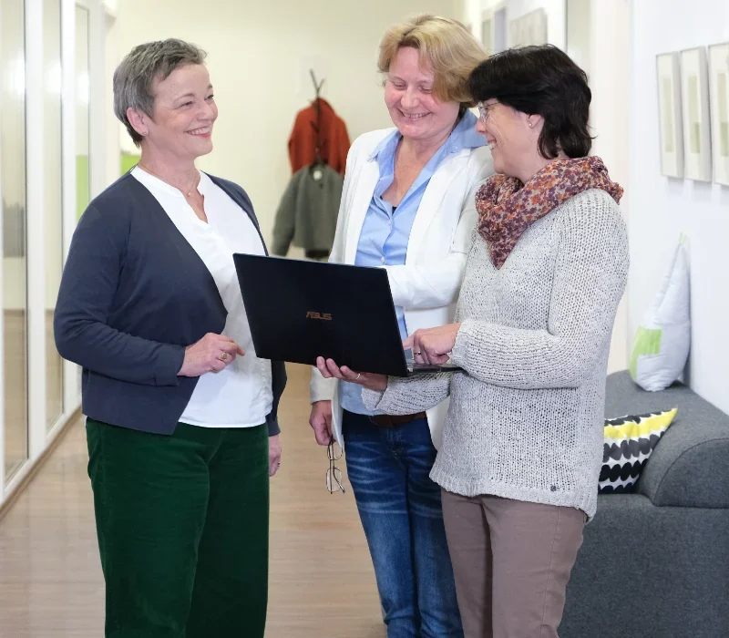 Steuerfachangestelle im Gespräch mit Steueraberaterin Sabine Thieler
